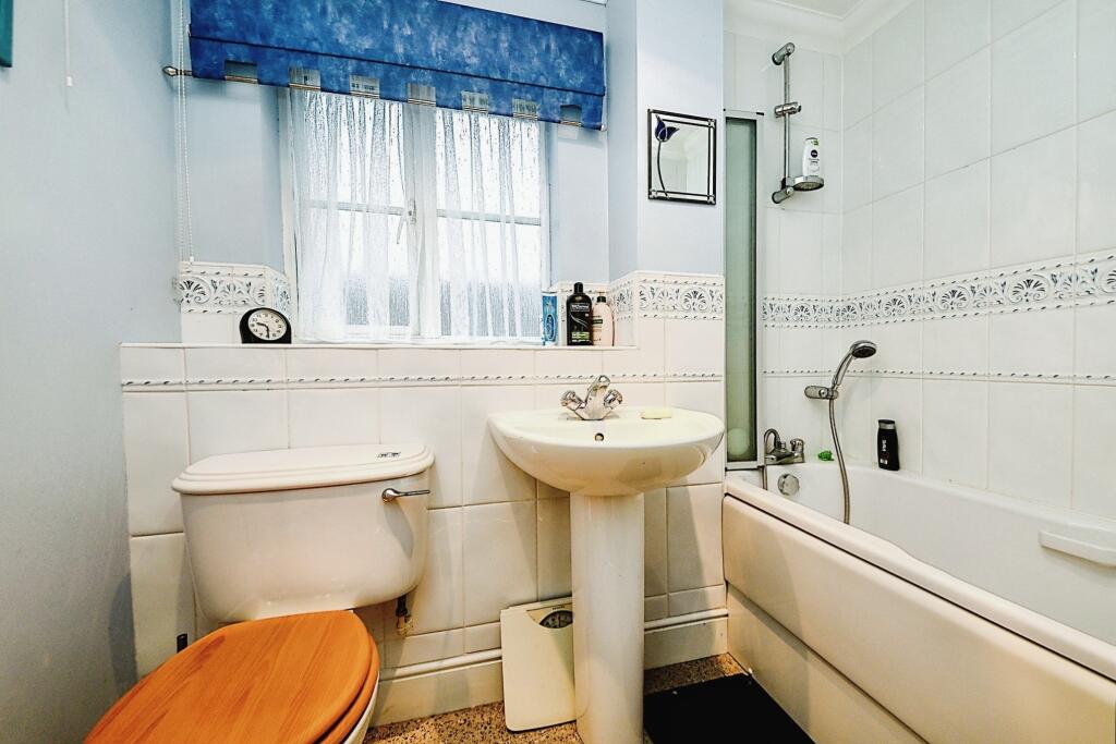 5 bedroom detached house for sale in Blackthorn Road, South Wootton