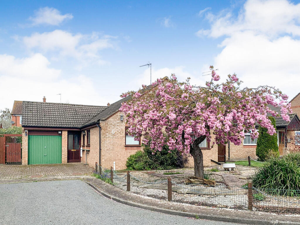 2 bedroom detached bungalow for sale in Maple Close, Gayton, King's