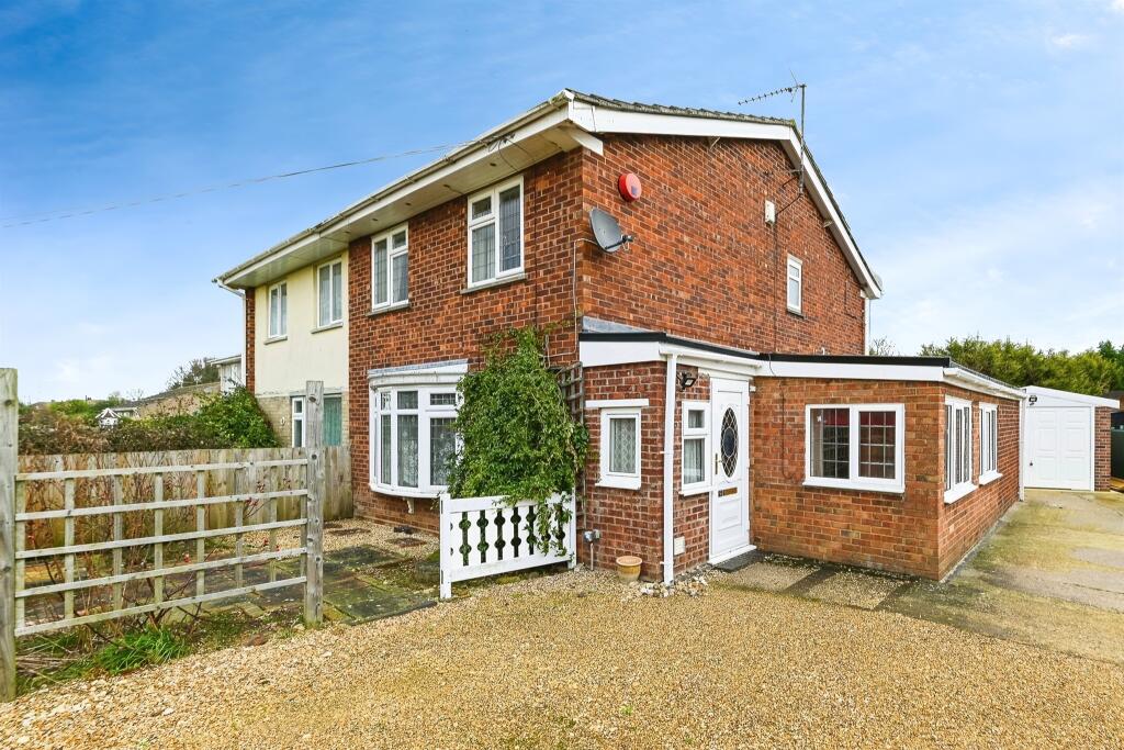 3 bedroom semidetached house for sale in Warrens Road, Clenchwarton