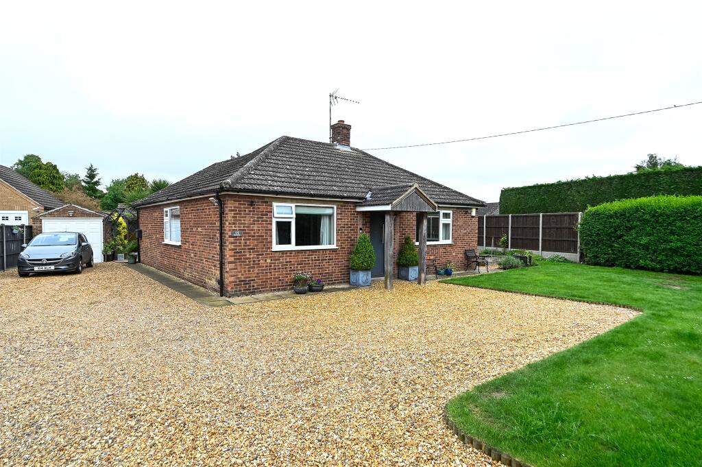 4 bedroom detached bungalow for sale in Fen Road, Watlington, King's