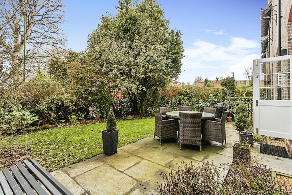 2 bedroom flat for sale in Syresham Gardens, Haywards Heath, RH16