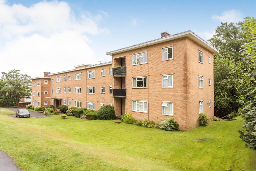 2 bedroom ground floor flat for sale in Boltro Road, Haywards Heath, RH16