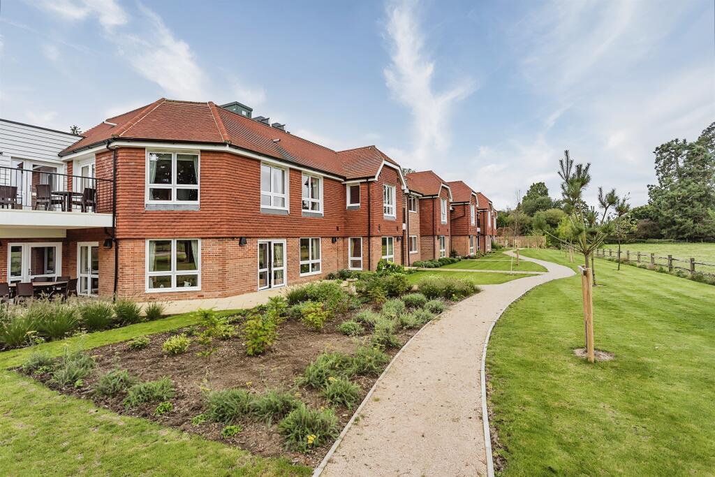 2 bedroom apartment for sale in Birchgrove Road, Horsted Keynes