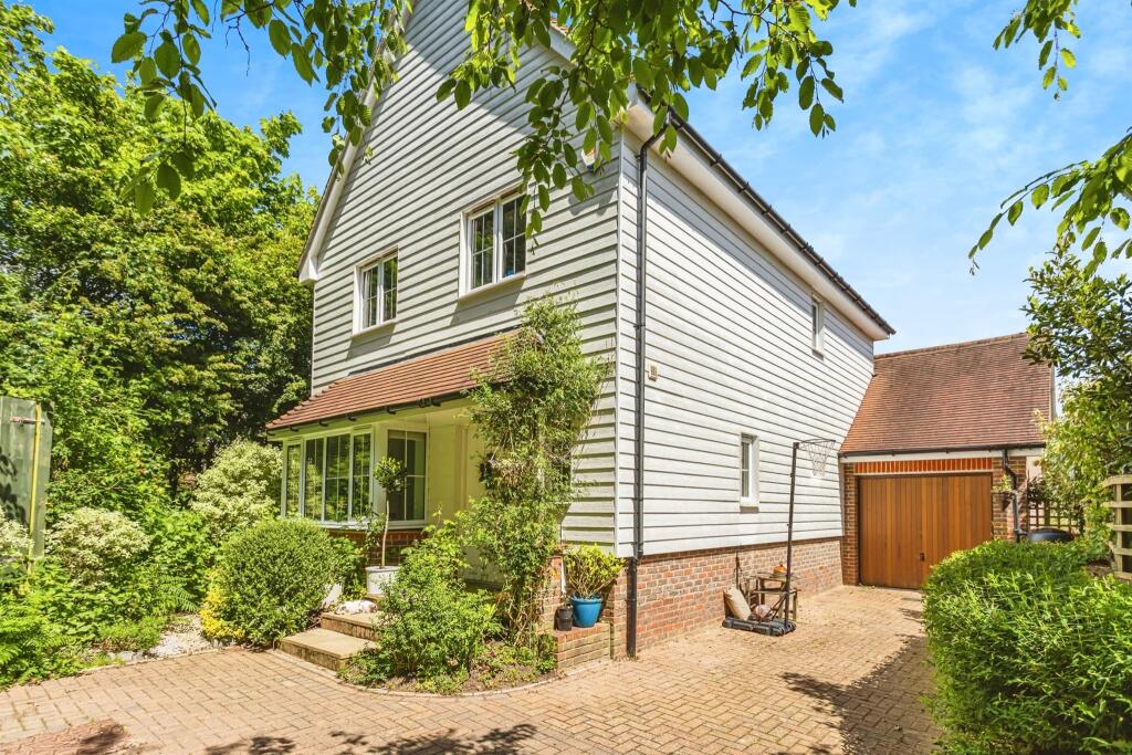4 bedroom detached house for sale in Trubwick Avenue, Haywards Heath, RH16