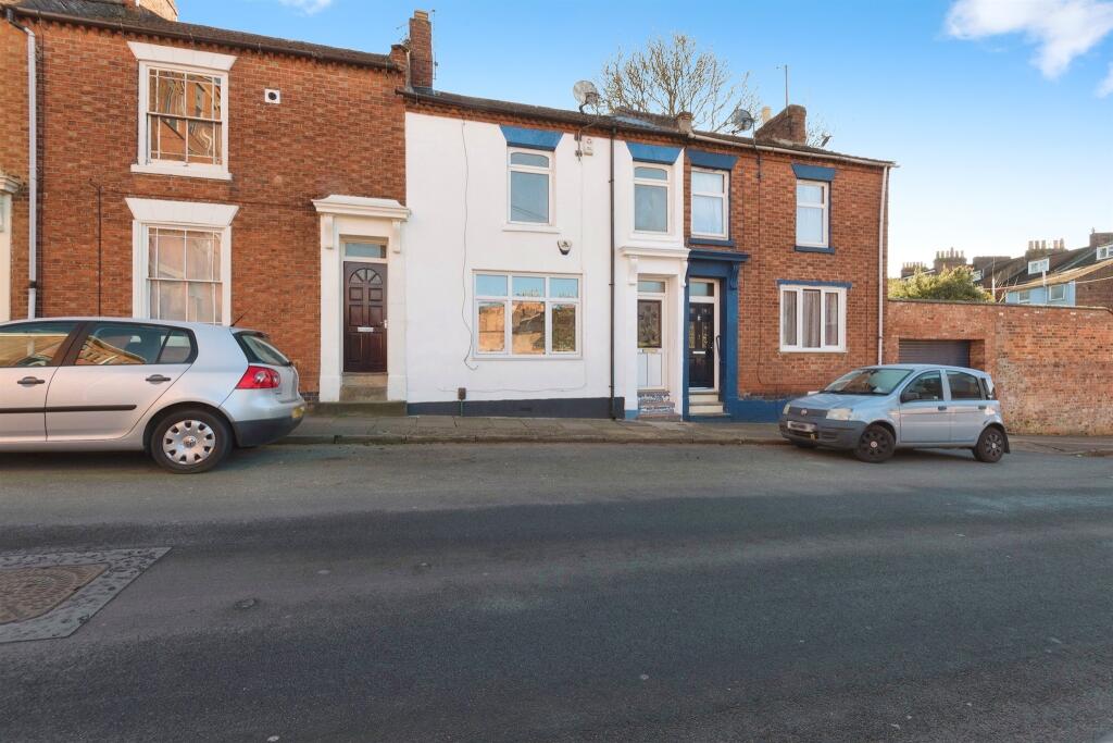 3 bedroom terraced house for sale in Freehold Street, Northampton, NN2