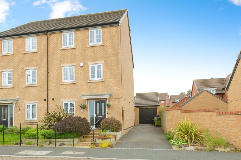 4 bedroom semidetached house for sale in Laverton Road, Hamilton, Leicester, LE5