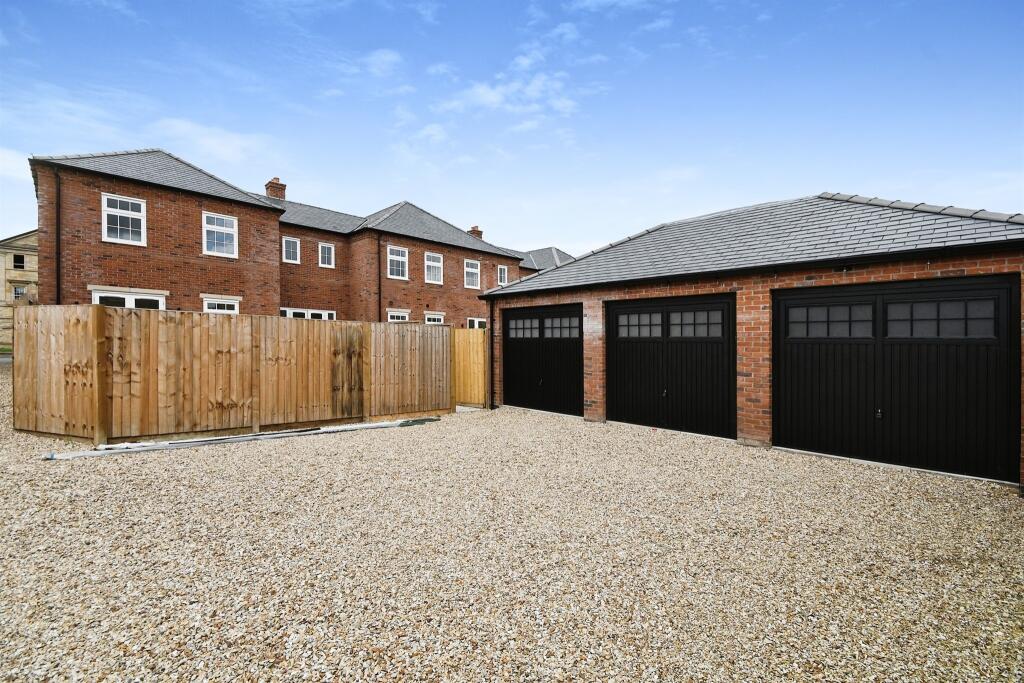 5 bedroom end of terrace house for sale in Medland Drive, Bracebridge