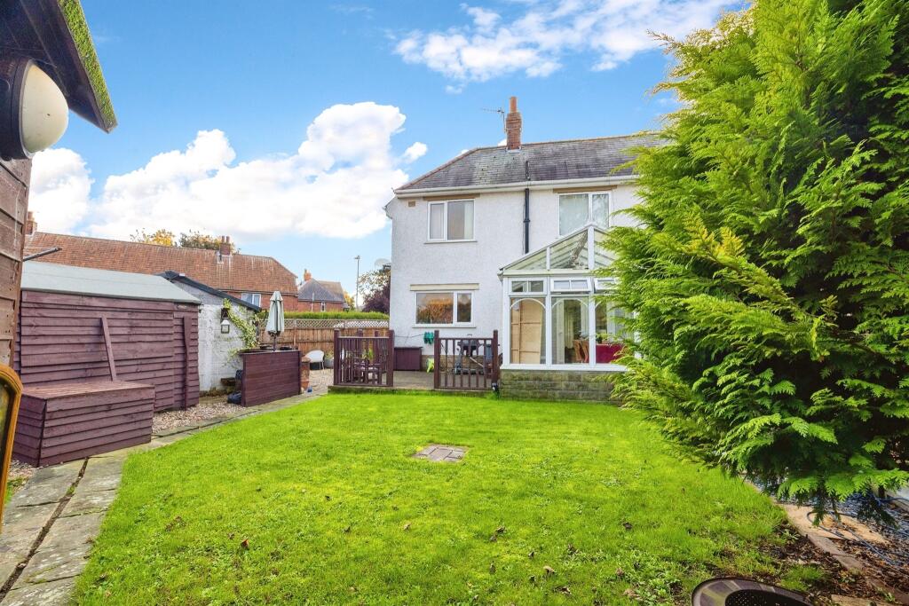 3 bedroom semidetached house for sale in Ruskin Avenue, Lincoln, LN2