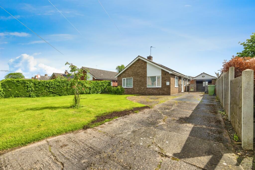 4 bedroom detached bungalow for sale in Stow Road, Willingham By Stow