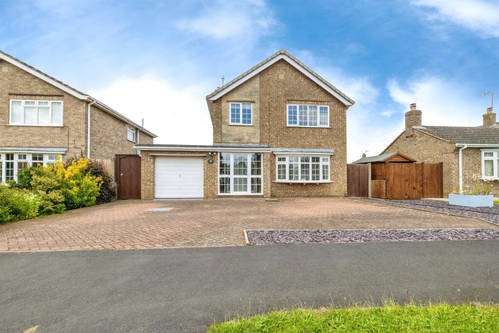 4 bedroom detached house for sale in Oakfield, Saxilby, Lincoln, LN1