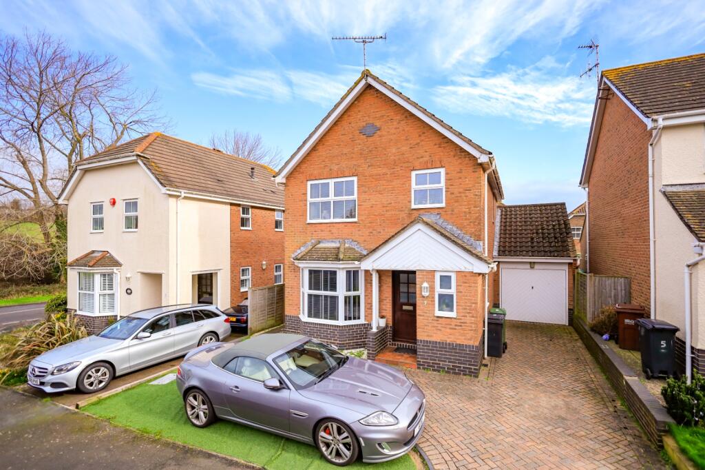 3 bedroom detached house for sale in Chiltern Close, Eastbourne, BN23