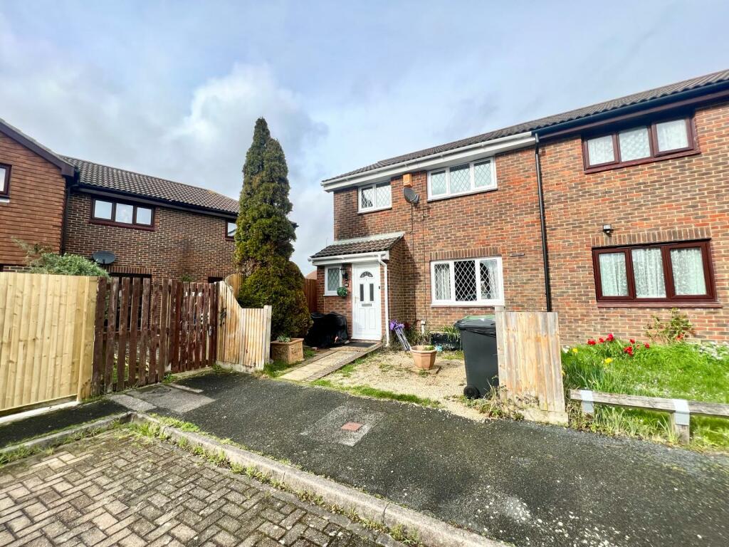 3 bedroom semidetached house for sale in Carisbrooke Close, Eastbourne, BN23