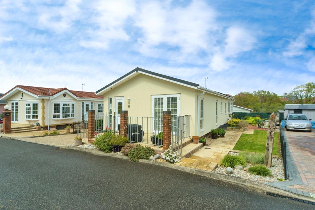 2 bedroom detached bungalow for sale in Oak Tree Lane, Eastbourne, BN23