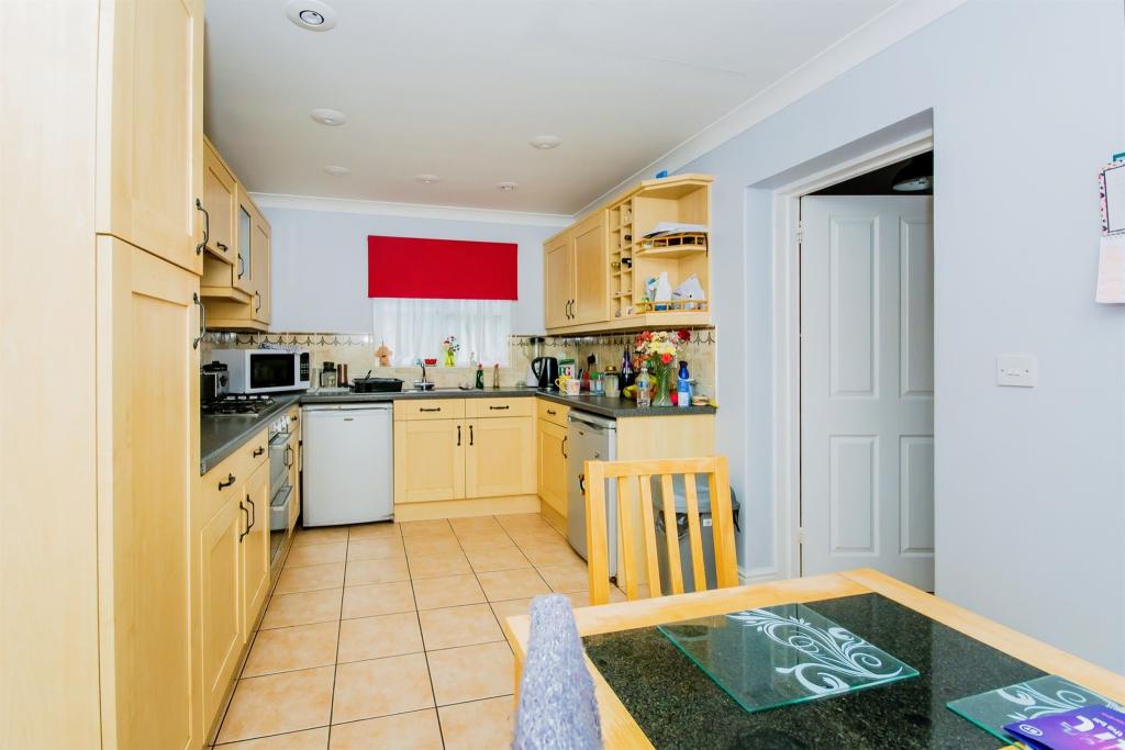 4 bedroom detached house for sale in Carnoustie Court, Sutton Bridge