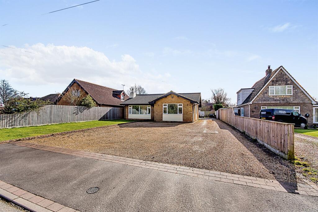 3 bedroom detached bungalow for sale in Delph Road, Long Sutton