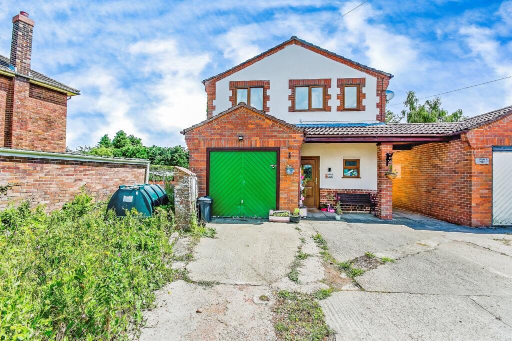 3 bedroom flat for sale in Dockings Holt, Lutton, Spalding, PE12