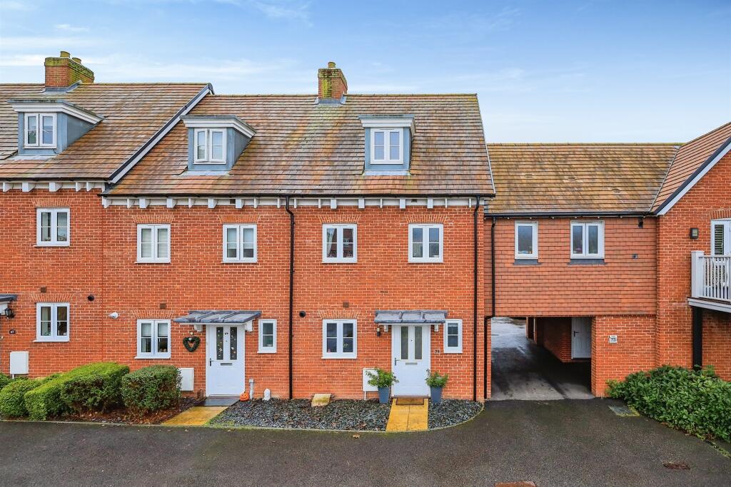 4 bedroom terraced house for sale in Highgrove Crescent, Polegate, BN26