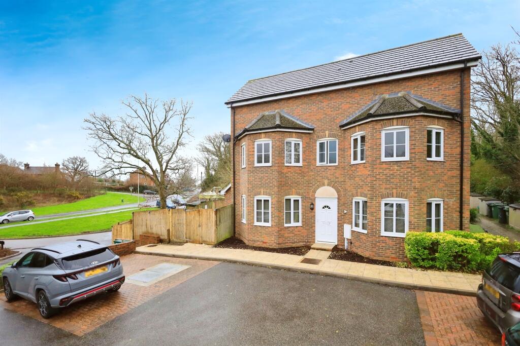 4 bedroom end of terrace house for sale in Nightingale Close, Polegate