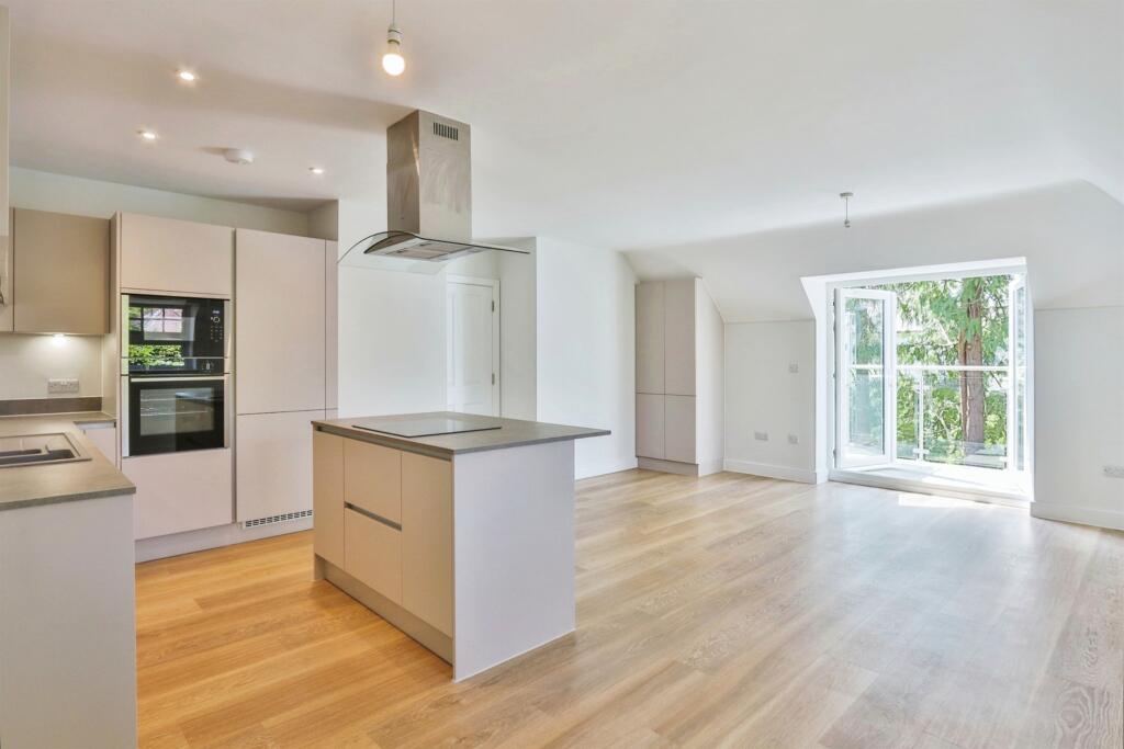 2 bedroom apartment for sale in Lower Blandford Road, Broadstone, BH18