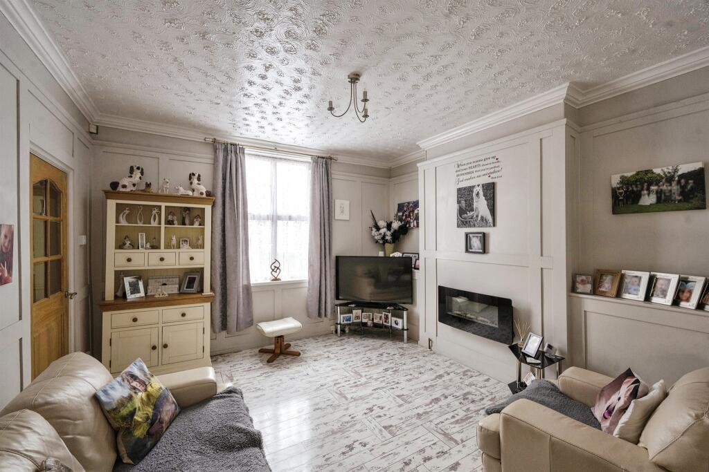 3 bedroom detached house for sale in Athelstane Road, Conisbrough