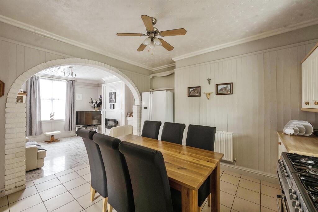 3 bedroom detached house for sale in Athelstane Road, Conisbrough