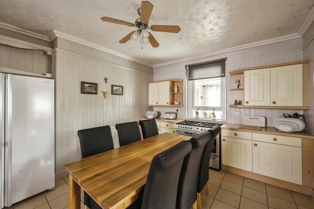 3 bedroom detached house for sale in Athelstane Road, Conisbrough