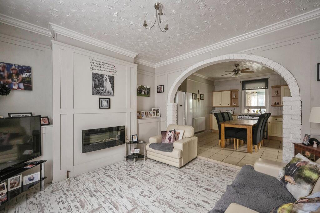 3 bedroom detached house for sale in Athelstane Road, Conisbrough