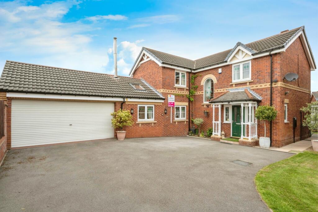 4 bedroom detached house for sale in Howell Gardens, Thurnscoe