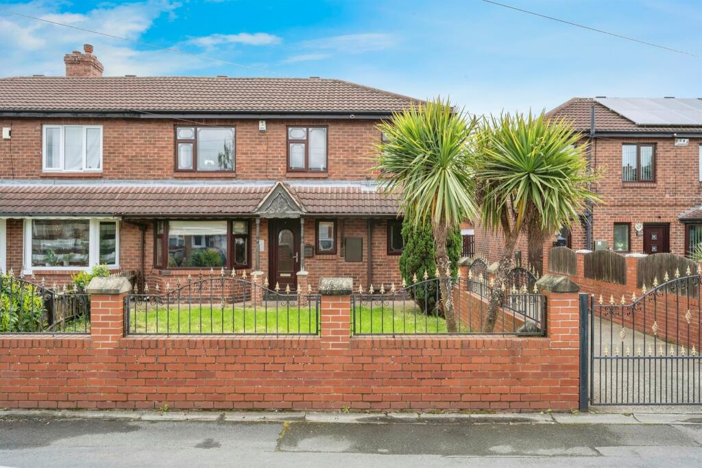 4 bedroom semidetached house for sale in Peartree Avenue, Thurnscoe