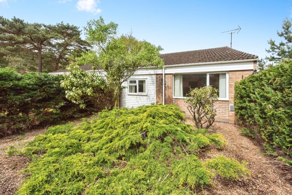 2 bedroom semidetached bungalow for sale in Woodlands Way, Mildenhall