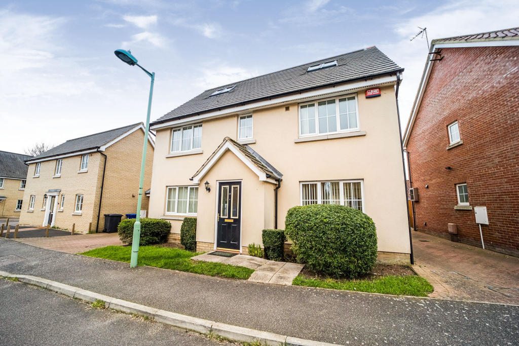 4 bedroom detached house for sale in Elmcroft Close, Beck Row, BURY ST