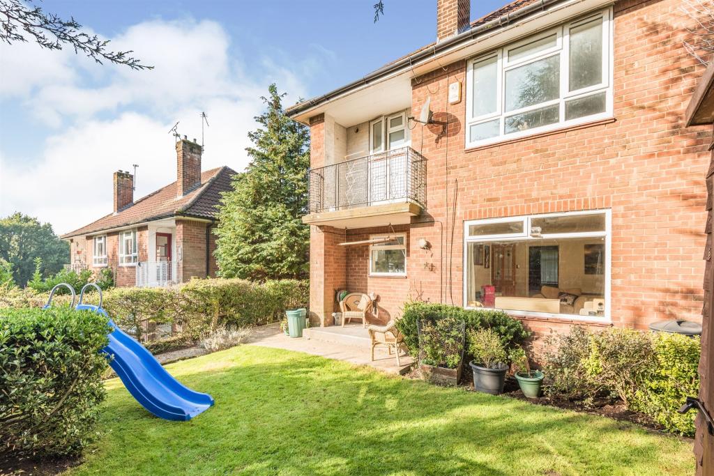 2 bedroom apartment for sale in Lingfield Gate, Leeds, LS17