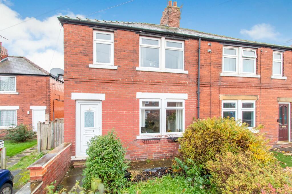 3 bedroom semidetached house for sale in Vicarage Avenue, Gildersome