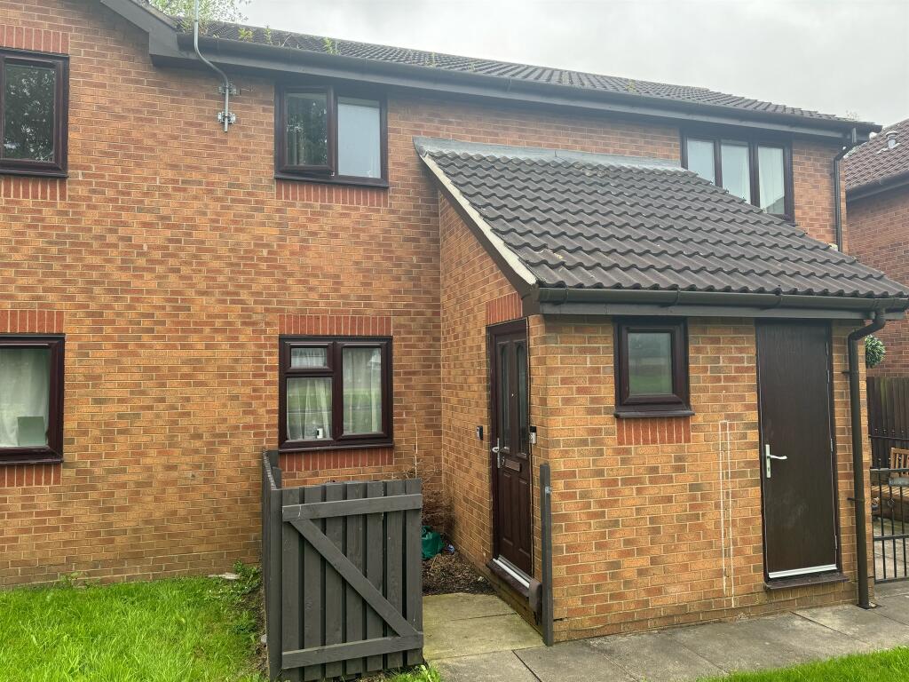 2 bedroom flat for sale in Middleton Park Road, Leeds, LS10