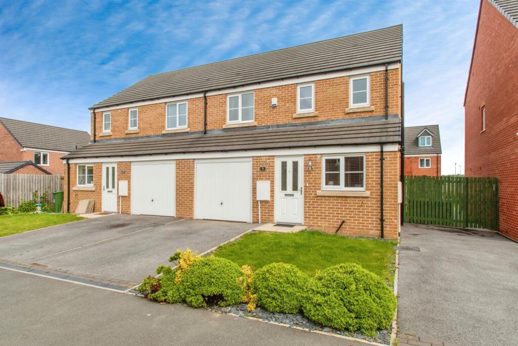 3 bedroom semidetached house for sale in Scatcherd Drive, Morley