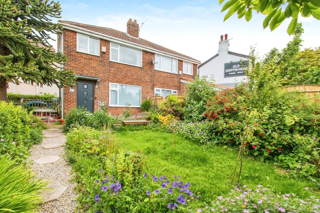 3 bedroom semidetached house for sale in Harthill Parade, Morley