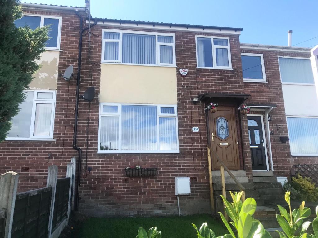 3 bedroom terraced house for sale in Moorfield, Gildersome, Leeds, LS27