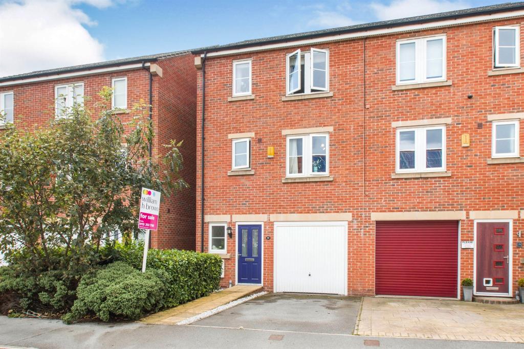 4 bedroom semidetached house for sale in Bluebell Road, East Ardsley