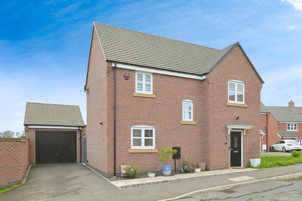 3 bedroom detached house for sale in Bradshaw Close, Long Buckby