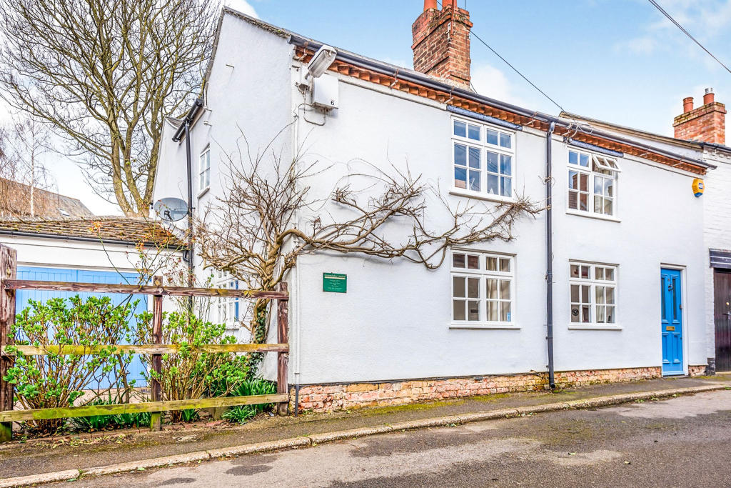 4 bedroom detached house for sale in Sutton Street, Flore, Northampton, NN7