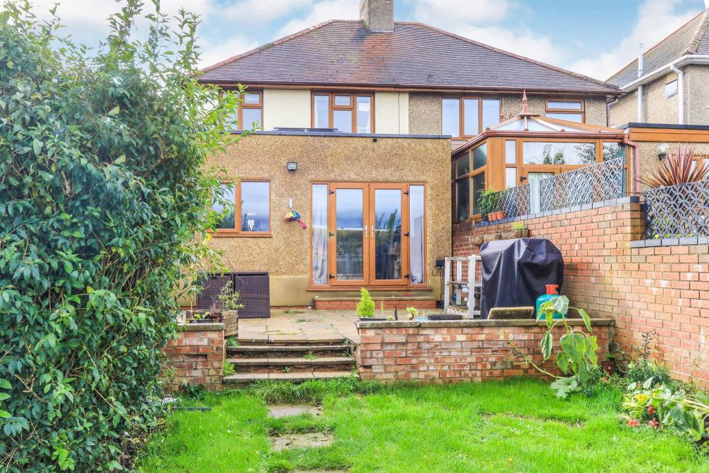 3 Bedroom Semi-detached House For Sale In Briar Hill Road, Delapre 