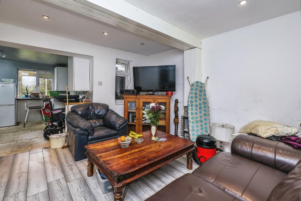 3 bedroom semidetached house for sale in Rosslyn Drive, Nottingham, NG8