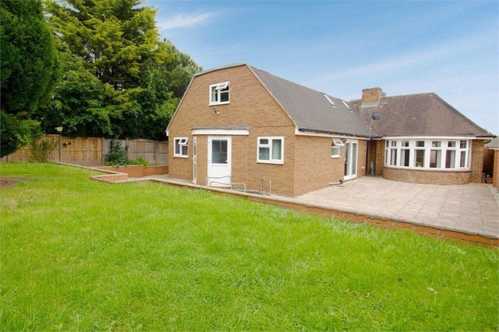 5 bedroom detached bungalow for sale in Trentham Drive, Nottingham, NG8