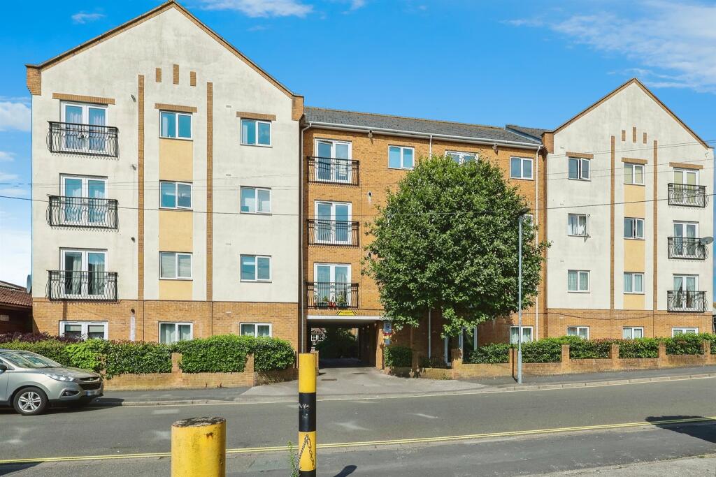 2 bedroom flat for sale in Wayte Street, Cosham, PORTSMOUTH, PO6
