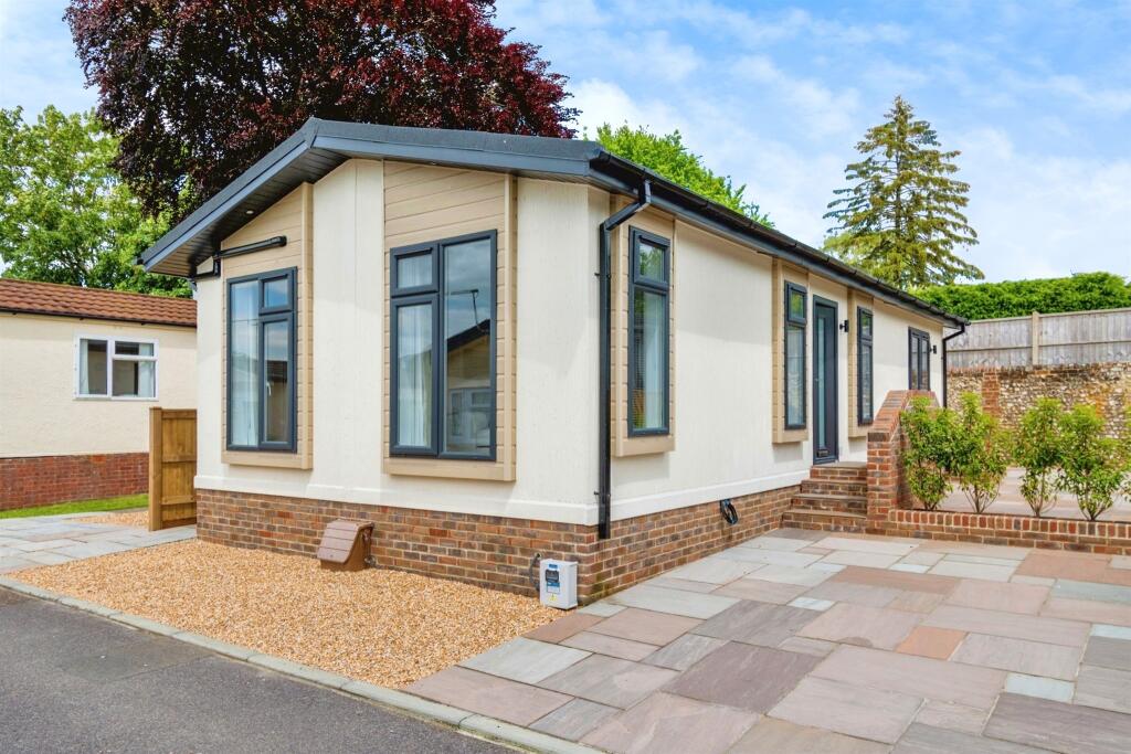 2 bedroom detached bungalow for sale in The Dean, Alresford, SO24