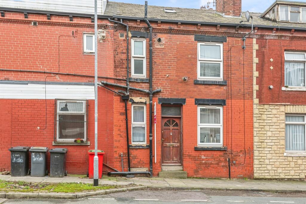 2 bedroom end of terrace house for sale in Gledhow Mount, LEEDS, LS8