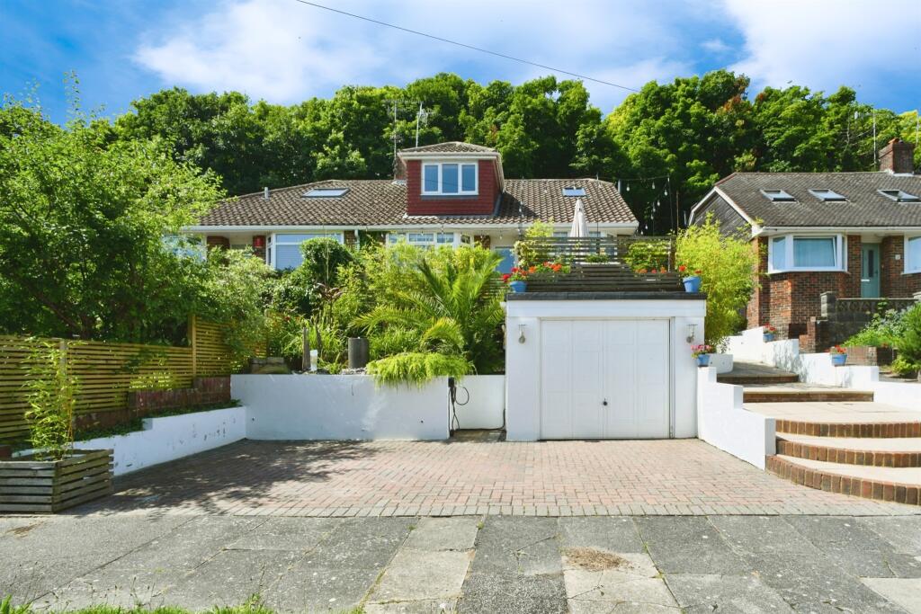 3 bedroom bungalow for sale in Meadow Close, Rottingdean, Brighton, BN2