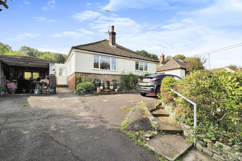 3 bedroom detached bungalow for sale in Tisbury Road, Fovant, Salisbury