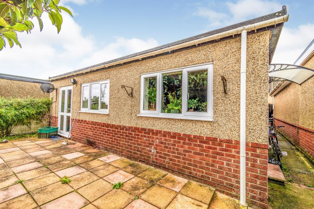 3 bedroom detached bungalow for sale in Heath Road, Salisbury, SP2