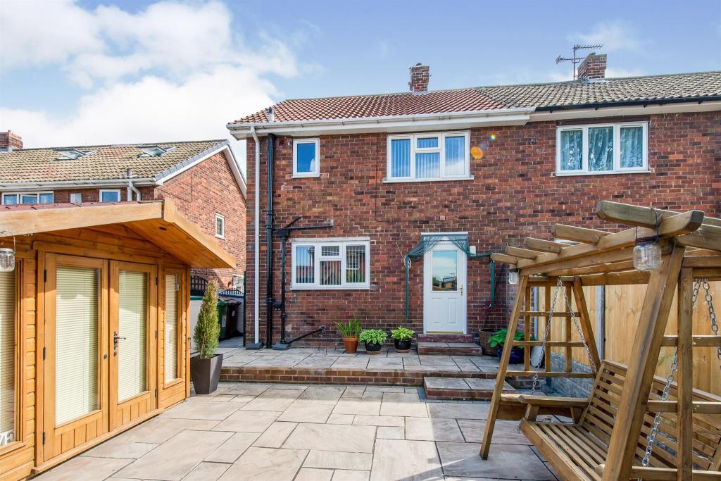 2 bedroom end of terrace house for sale in Garden Lane, Knottingley, WF11